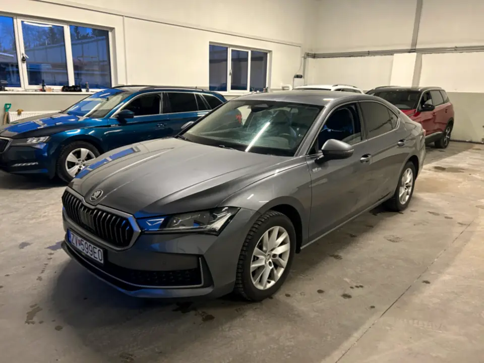 Škoda Superb – sivý liftback, vozidlo taxislužby WAMP, Námestovo