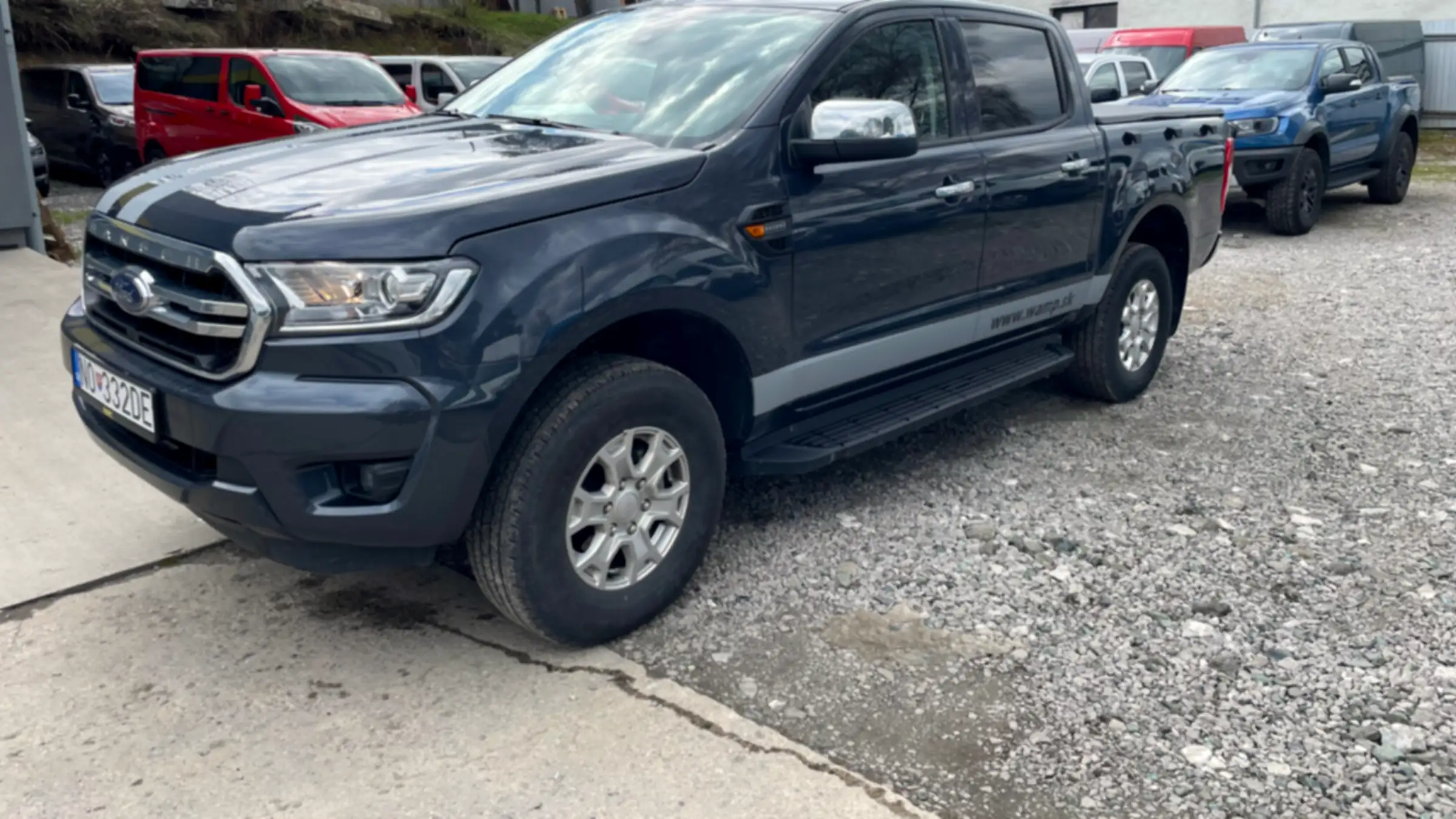 Pick-up Ford Ranger dvojkabína z flotily autopožičovne WAMP zaparkovaný na spevnenej ploche.